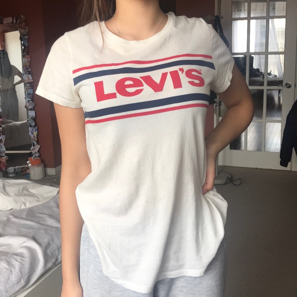 Cream Levi’s t-shirt